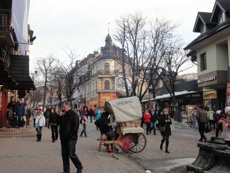 DSC01523 01.JPG - A sétáló utca, előtérben a hagyományos lengyel sajt, az oscypek árussal